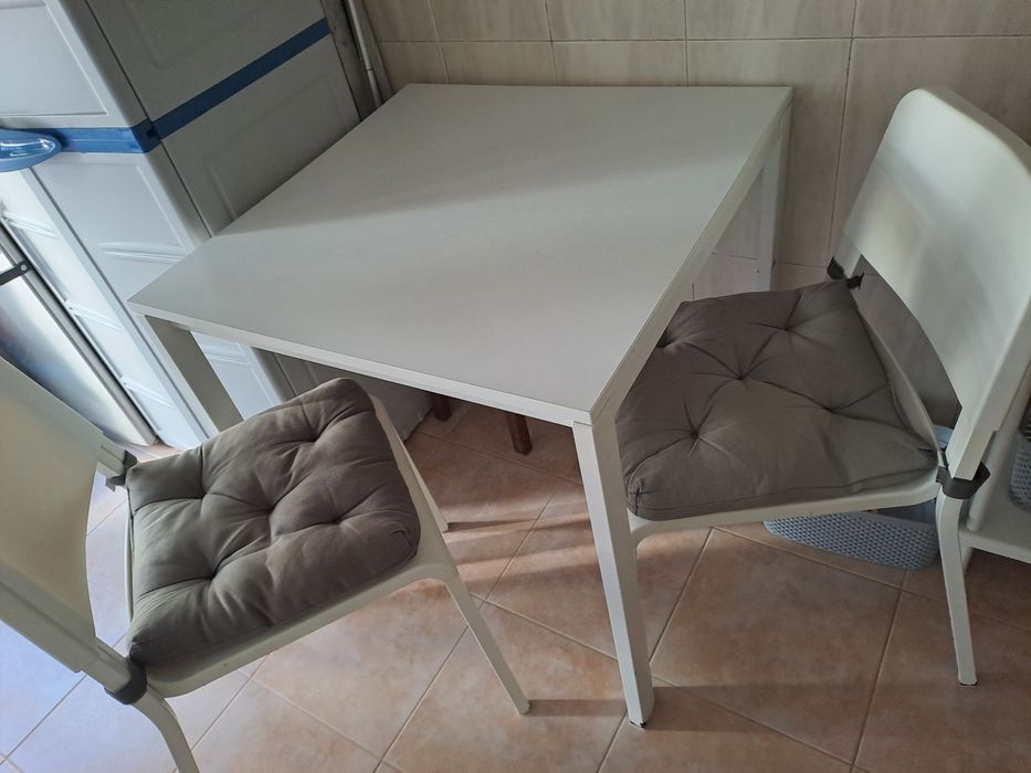 Mesa de cozinha com 2 cadeiras