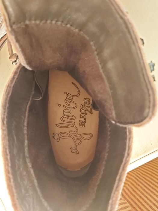 Botins de veludo de cor nude
