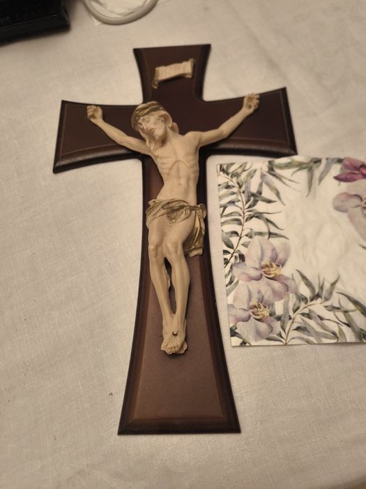 Krzyż z drewna i porcelany
