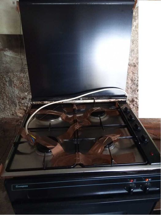 Forno e placa Aspes com tampa de vidro preto temperado.