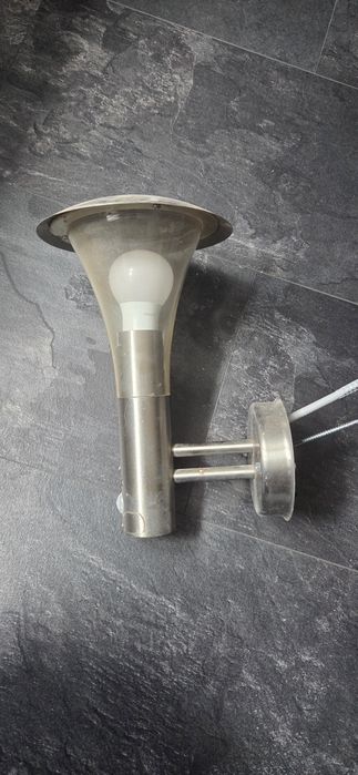 Lampa zewnętrzna z czujnikiem ruchu