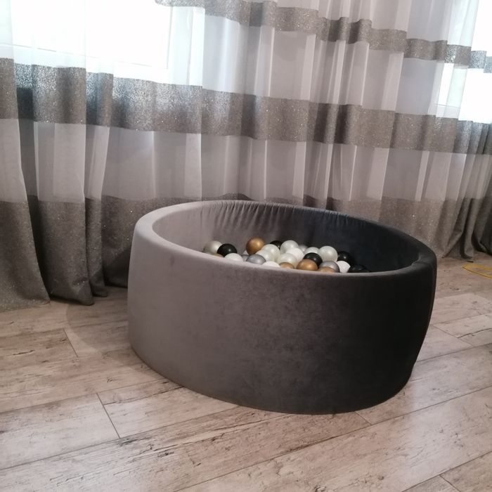 Сухий басейн з кульками