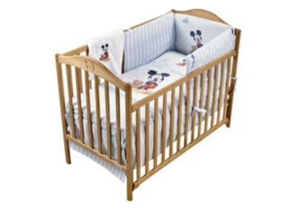 Cama de bebé em madeira