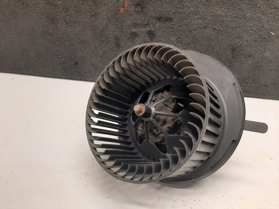 Мотор вентилятор отопителя салона Volkswagen 1k1819015
