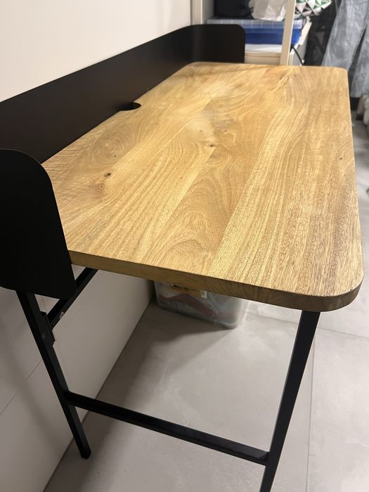 Secretária de madeira e pernas pretas