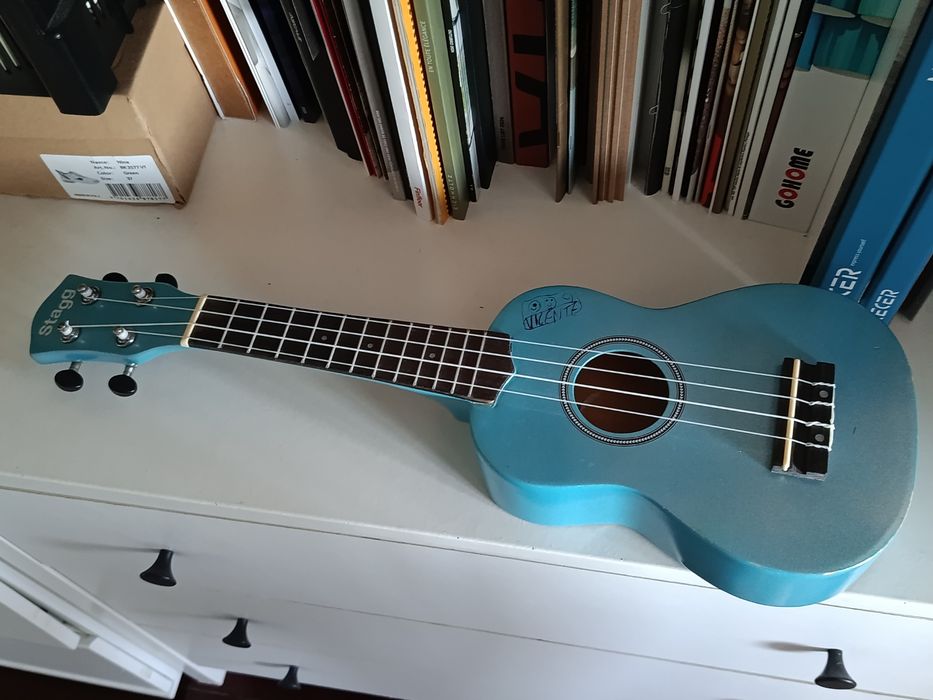 Ukelele muito pouco usado