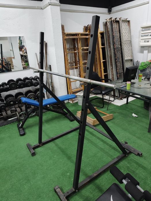 Máquina de supino com barra incluída, também dá para treinar ombro e agachamento.