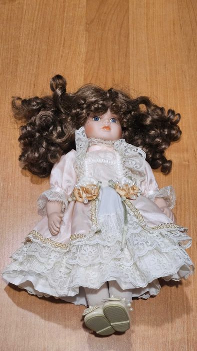 Lalka porcelanowa kolekcjonerska w białej sukni