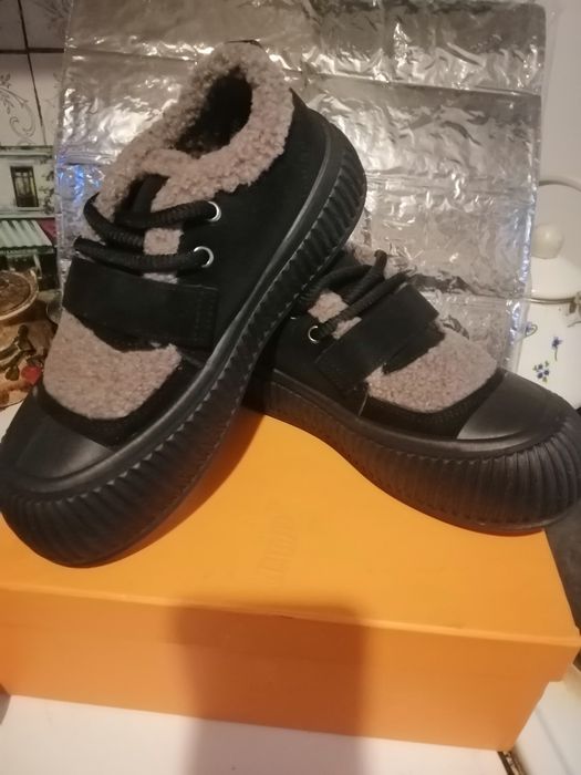 Продам женские зимние кеды,ботинки.