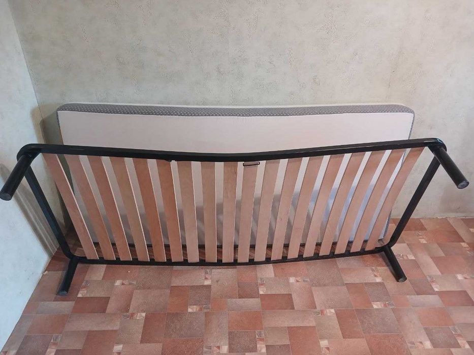 Матрас и Ламельный каркас с ножками 90x200см