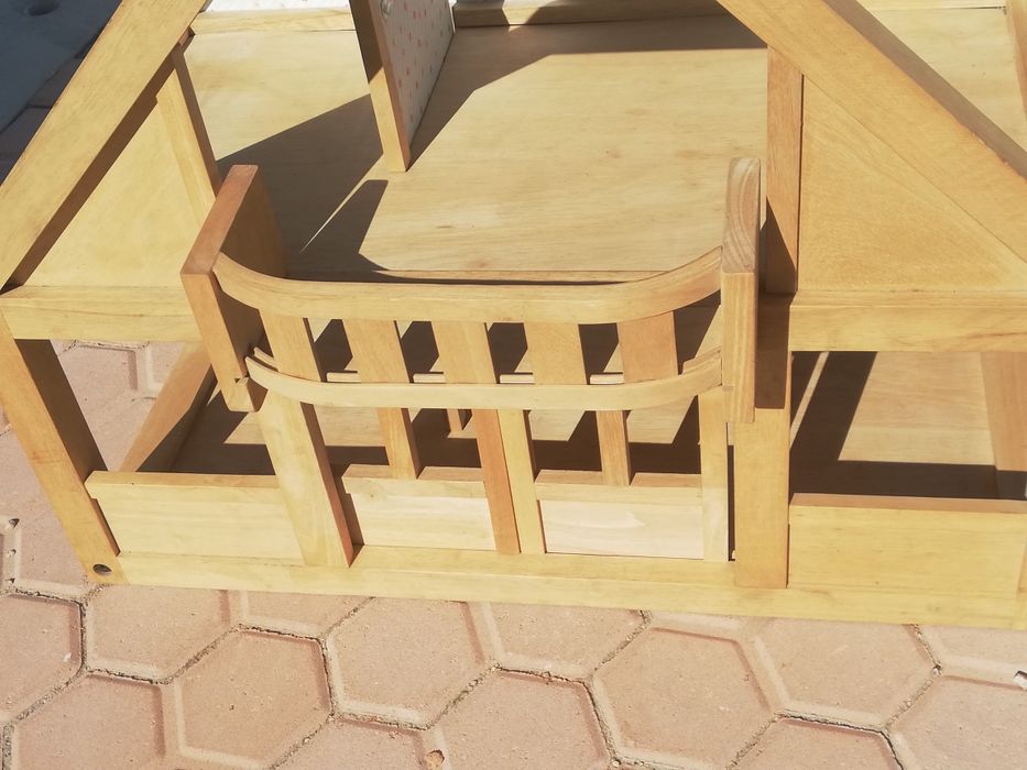 Casinha de madeira da Plan Toys e acessórios de madeira para brincar