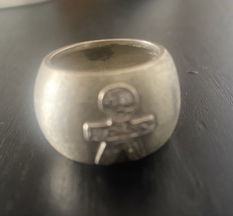 Conjunto Anel grosso e fio prata escovada com menino brilhantes