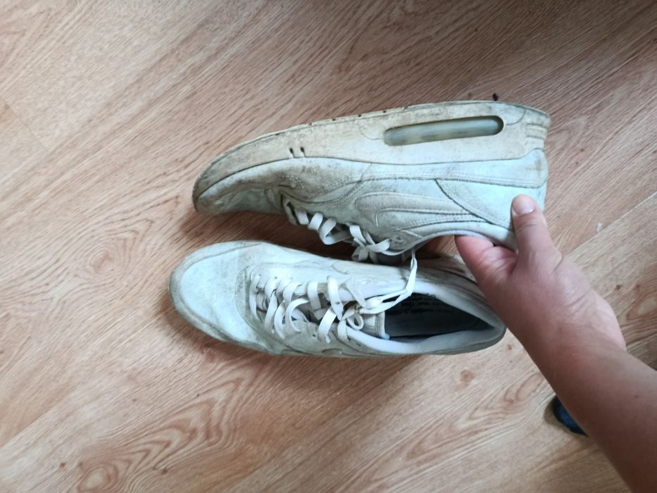 Білі кросівки від Nike. Ідеальний вибір для міського стилю. Спортивний дизайн зручний у використанні. Завдяки своєму кольору добре пасуватимуть до бу