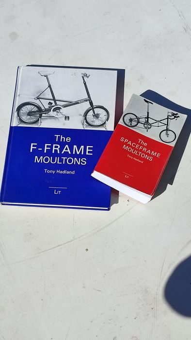 Bicicleta Moulton. Dois livros. Spaceframe e F-Frame