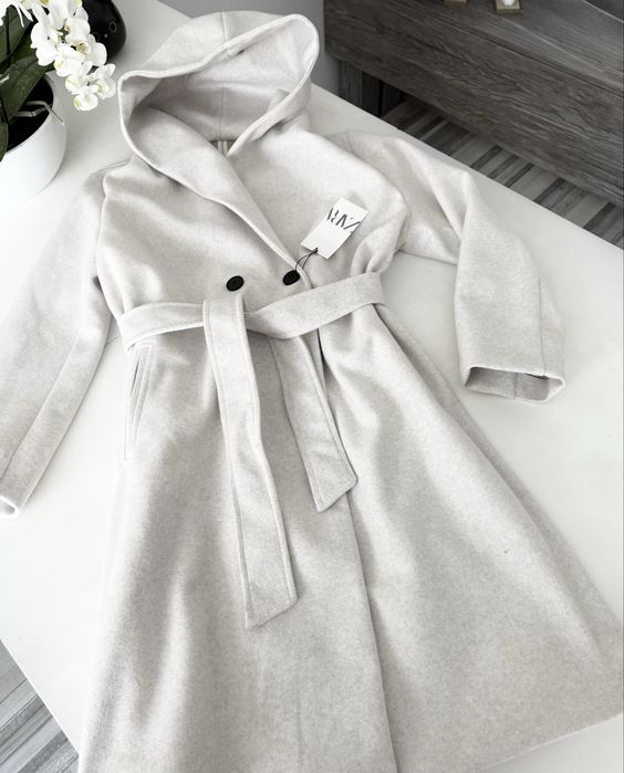 Wiosenny śmietankowy płaszcz Zara w rozmiarach S,M,L