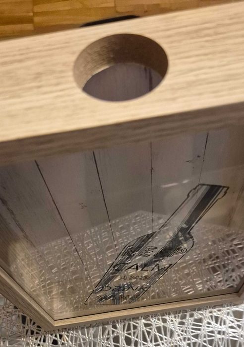 Drewniany pojemnik dekoracyjny z szybą – na korki po winie