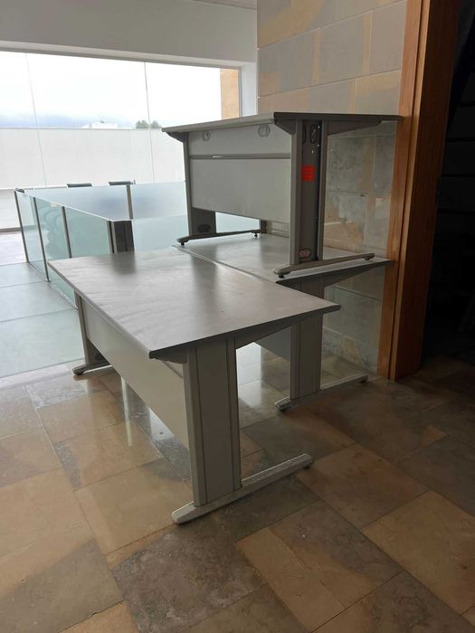 Conjunto de Secretárias de Escritório