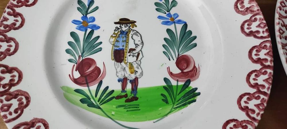 Conjunto de pratos franceses, finais do século XIX, pintados à mão