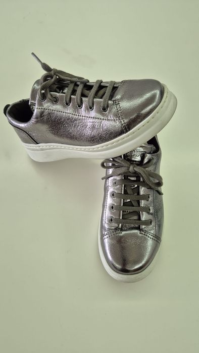 Sapatilhas prateadas camper