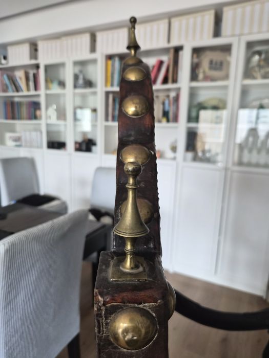 Cadeirão antigo em pau preto