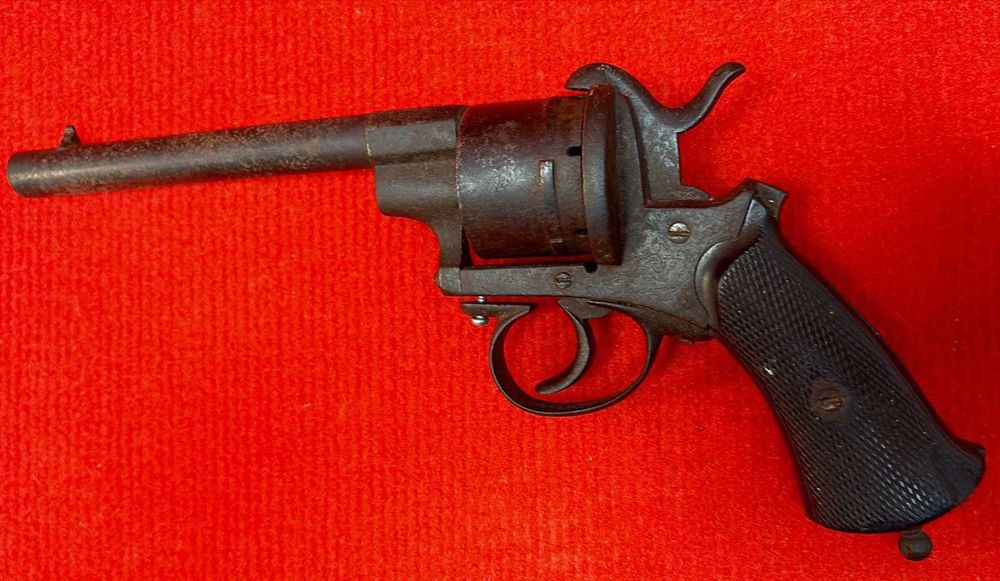Revolver antigo para coleção ou decoração, obsuleto, peças em falta.
