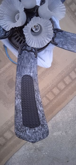 Ventoinha de teto com 4 luzes