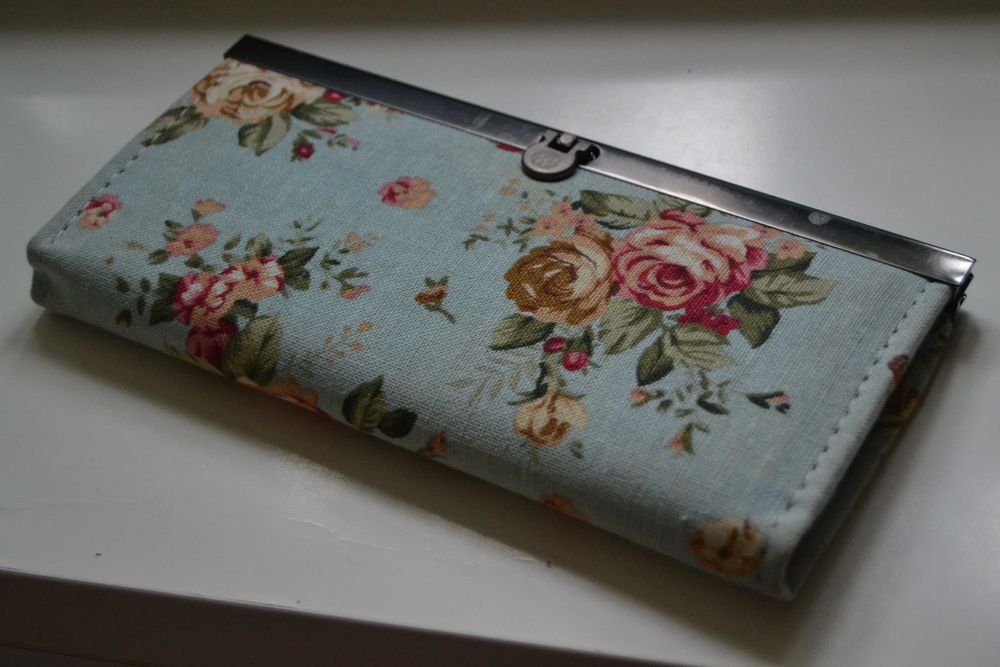 Turkusowo niebieska portmonetka w kwiaty shabby chic vintage róże