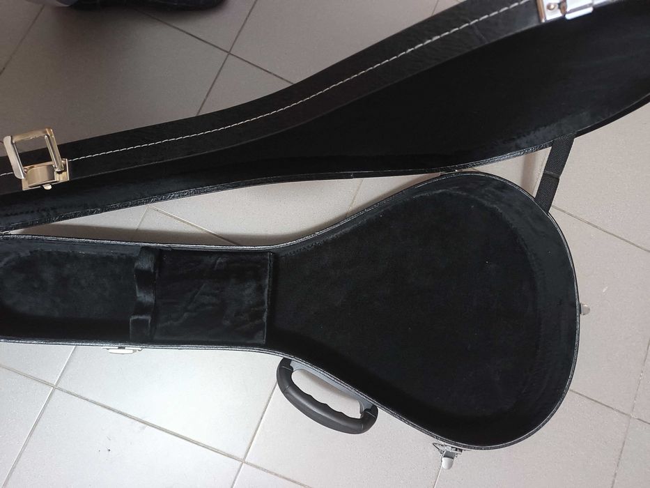 Estojo de guitarra portuguesa de fado.