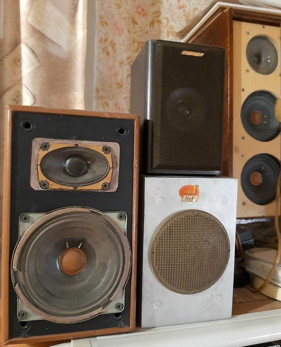 Різні динаміки як міцні так і слабкі та інші.