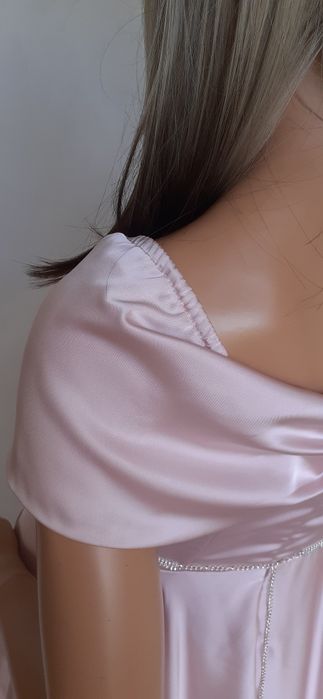 Piękna suknia z jedwabistej satyny z biżuteryjnym paskiem 40/42