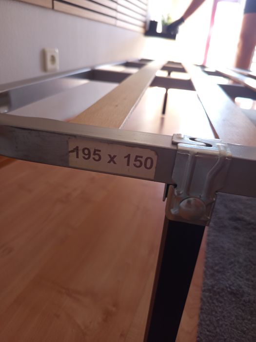 Estrado de cama com pés e colchão