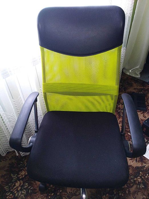 Крісло обертове офісне в гарному стані