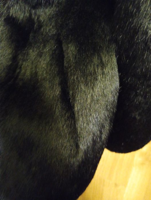 Шуба з натурального кролика чорного кольору в гарному стані