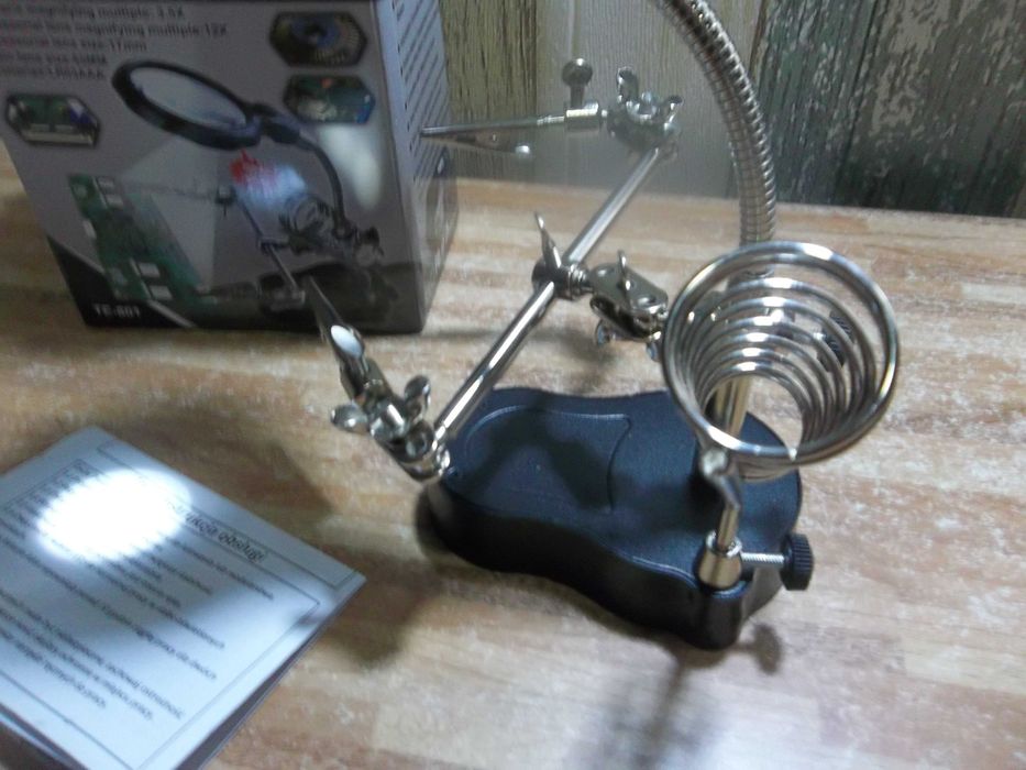 Держатель плат и паяльника MG16126-A с LED-подсветкой и двойной лупой.