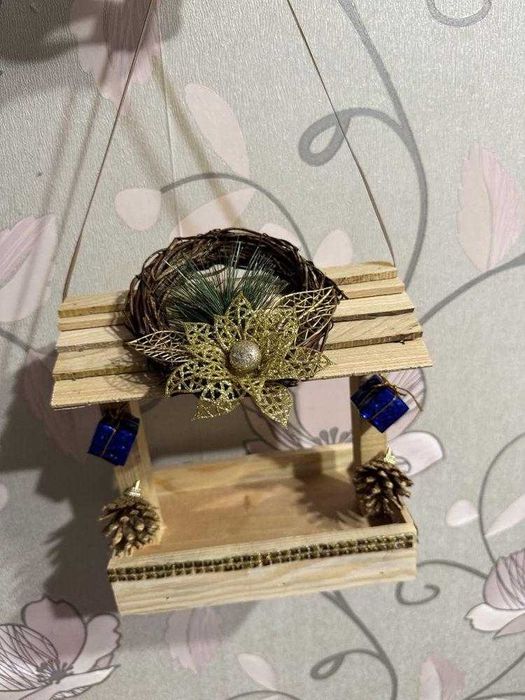 Дерев'яна невеличка годівниця для птахів