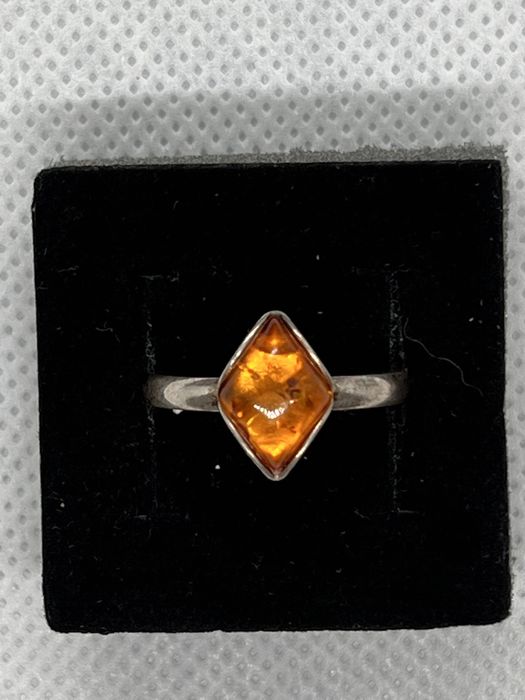 Pierścionki z bursztynem