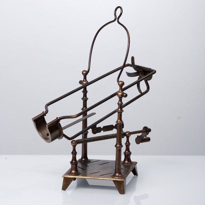 Caixa antiga em metal para documentos