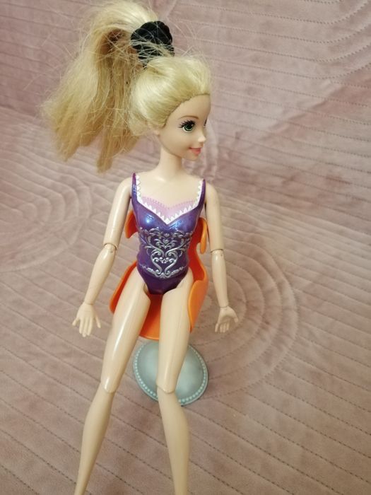 Lalki Barbie z akcesoriami.