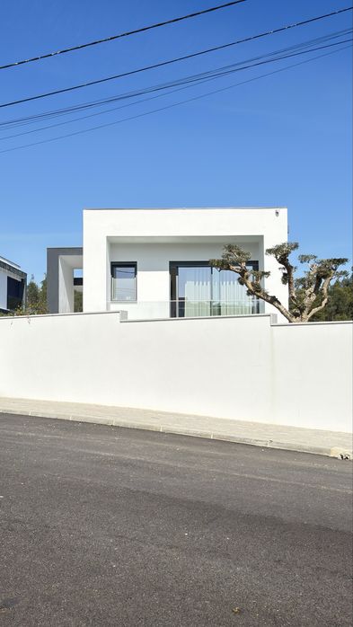 Moradia Térrea Moderna 188m² c/ Terreno 1495m² Espargo Feira