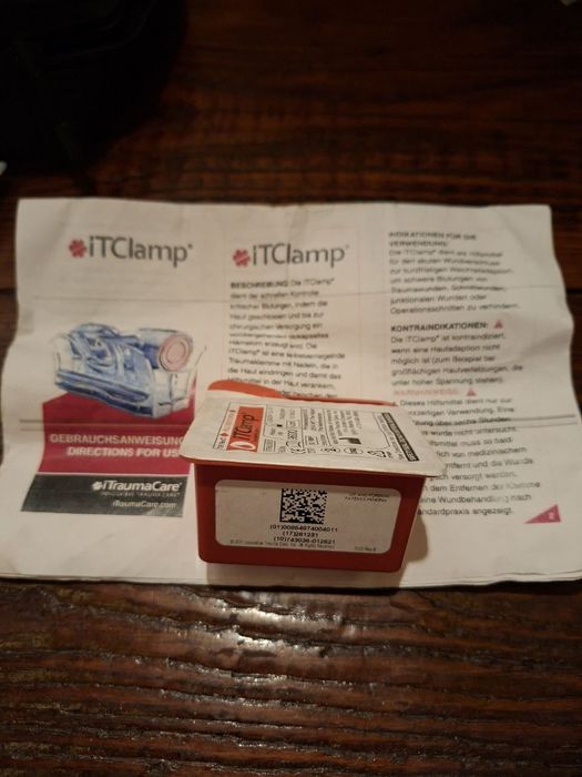 Військова тактична індивідуальна  аптечка . З іTCLamp .Для шарящіх!!