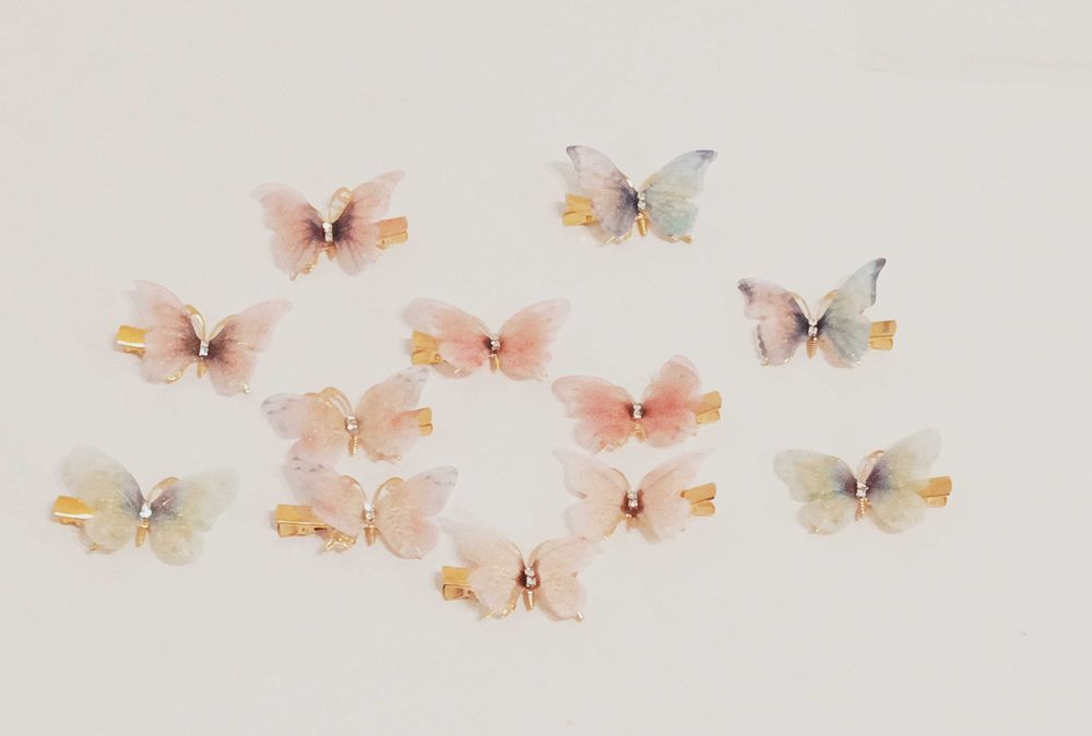 Spinki do włosów w kształcie motyli.