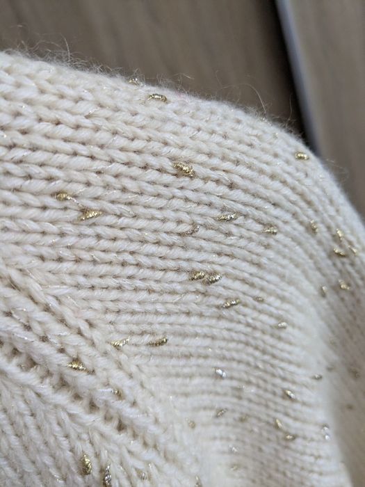 Зимовий довгий светр.