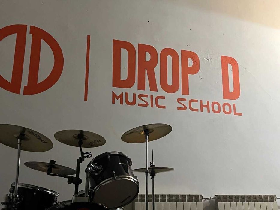 Вас вітає музична студія DROP D ! Викладаємо уроки гітари, уроки вокалу, уроки фортепіано уроки барабанів.