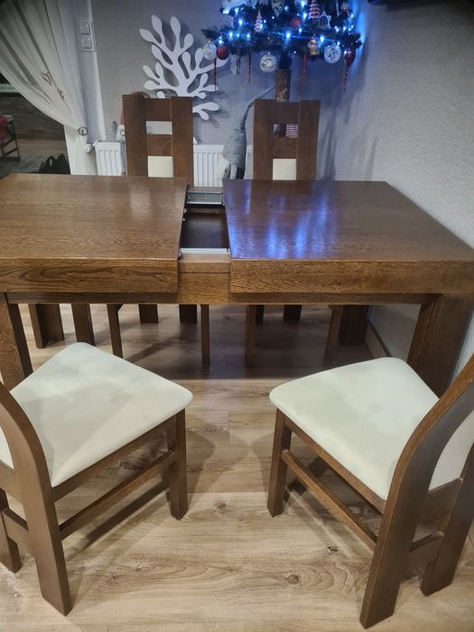 Stół drewniany z krzesłami