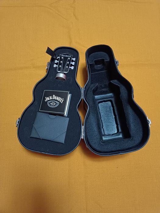 Кейс Jack Daniel's с крышкой в виде гитары.