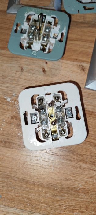 Gniazdka elektryczne ramki włączniki światła