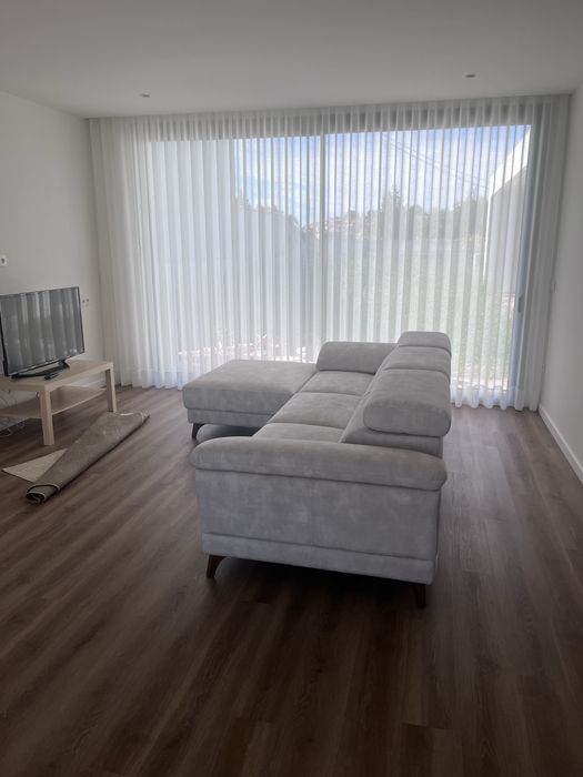 Sofa bege anti manchas e pet friendly com puff