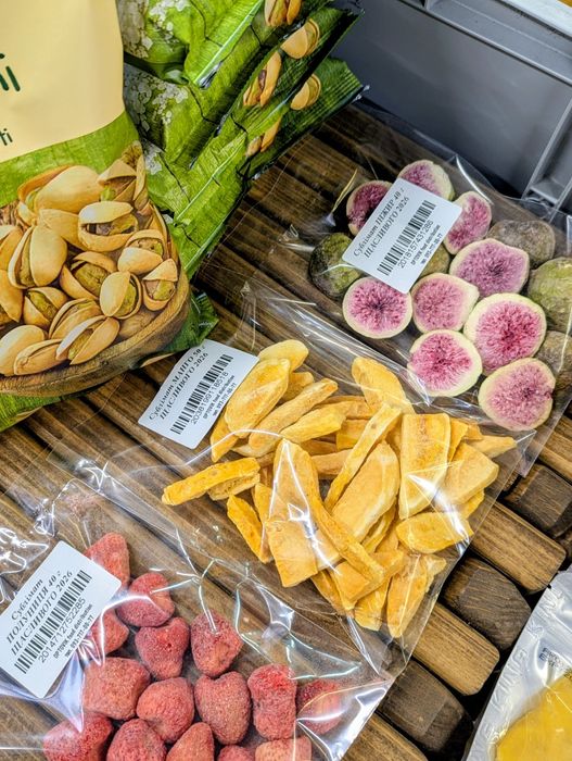 Сублімовані фрукти та ягоди (полуниця, манго, інжир) – 100% натурально