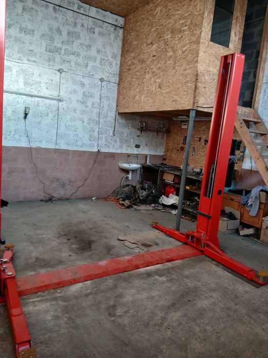 Здам гараж з підьомником.