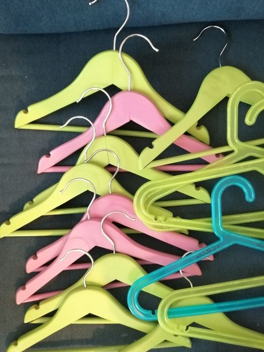 Cabides de Madeira e de Plástico- Como novos!	Roupa de criança*